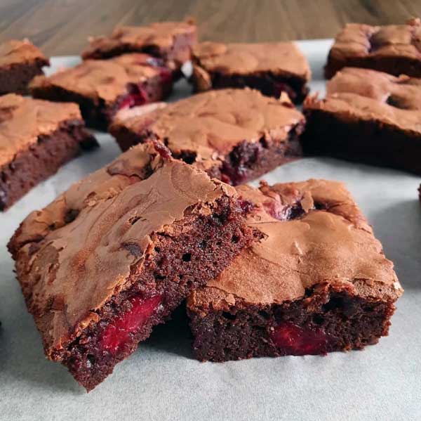 طرز تهیه براونی آلبالو