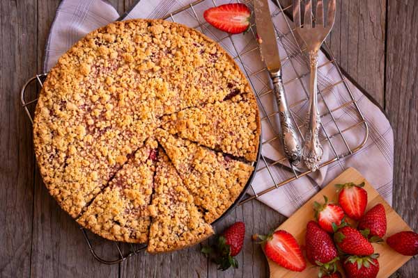 طرز تهیه کیک کرامبل توت فرنگی