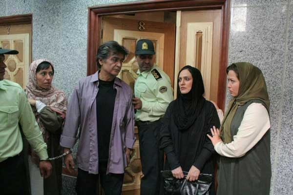 فیلم سینمایی پشت در خبری نیست مهراوه شریفی نیا
